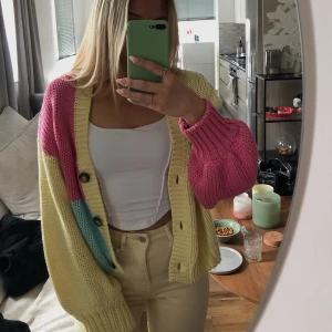 Färgglad cardigan  - Säljer denna fina cardigan i storlek S från Gina tricot. ”Briella knitted cardigan” Knappt använd!