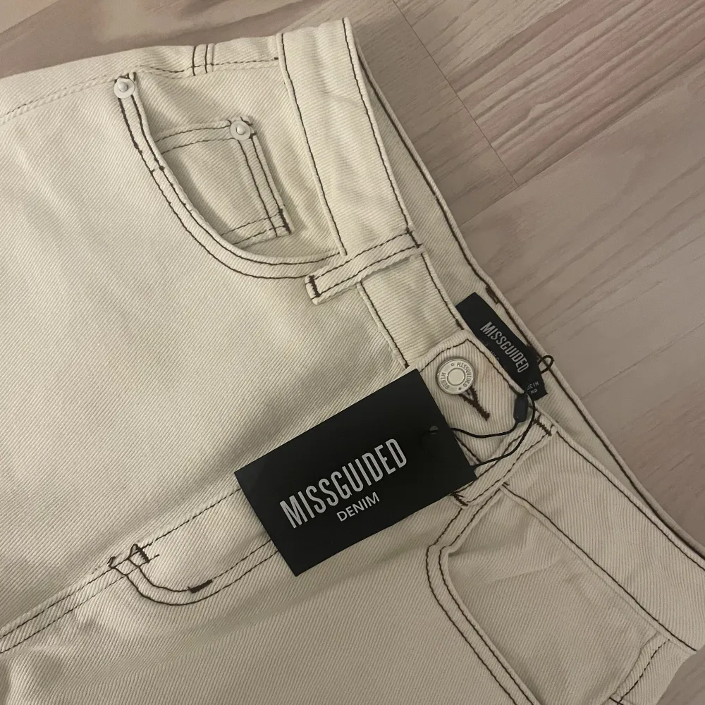 Säljer dessa supersnygga jeans från Missguided, har tyvärr ingen bild på då de inte passar😅😊nypris 599kr. Jeans & Byxor.