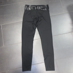 Victoria’s Secret PINK leggings - Victoria Secret leggings, midjan varken hög eller låg, väldigt sköna i materialet. Använt endast en gång. 