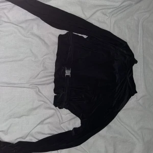 Svart tröja - Svart tröja från fashion killa med fin detalj.  Storlek: 18 UK Vet inte riktigt vad den svenska storleken är men den passar bra på mig som vanligtvis har L. 