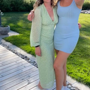 Grön klänning Gina tricot - En superfin klänning från Gina som utgått från sortimentet! Sitter jätte fint och är perfekt till alla festliga och somriga tillfällen💕 