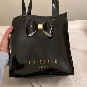Nästan oanvänt äkta Ted baker väska köpt för 359kr säljer för 100kr 