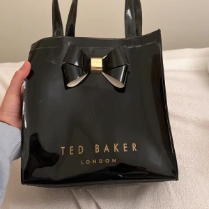 Äkta Ted baker väska  - Nästan oanvänt äkta Ted baker väska köpt för 359kr säljer för 100kr 