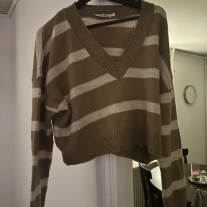 Brun randig tröja  - Välanvänd köpare står för frakt