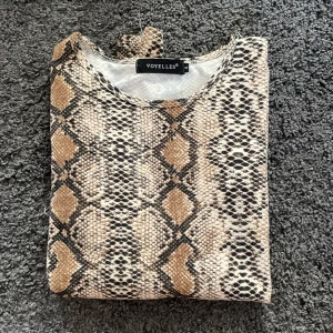 Långärmad tröja med ormmönster - En långärmad tröja med ormmönster. Väldigt fin och bra kvalite! 