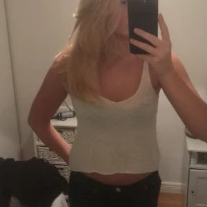 Linne - Så gulligt finstickat linne som man kan knyta axelbanden på, knappt använt. Frakten ligger på 54kr och är spårbar 💕