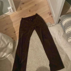 Bruna juicy byxor - De två metallsakerna på snörerna där fram har åkt av men annars är dem i bra skick!