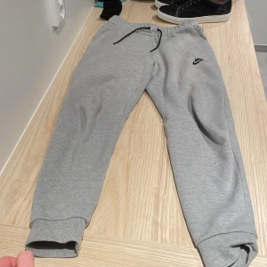 Nike tech fleece byxor  - Condition 9/10, använd ett par gånger, köpt på footlocker emporia, ca 1000kr, storlek xs passar runt 170cm 