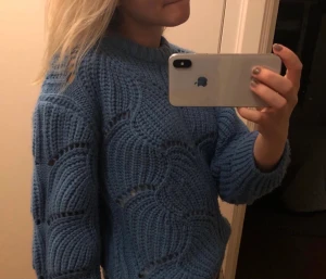 Stickad tröja - Blå stickad tröja från Gina tricot. Köpt den här på Plick, säljer pga den ej kommer till användning  💕 Tröjan är lite nopprig men inget man tänker på.  D två första bilderna är från personen jag köpte från. Den är stor i storleken