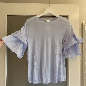 Jättesöt ljusblå T-shirt med volangärmar  OANVÄND 