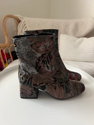 Boots - Mönstrade boots. Aldrig använda. Väldigt bra skick