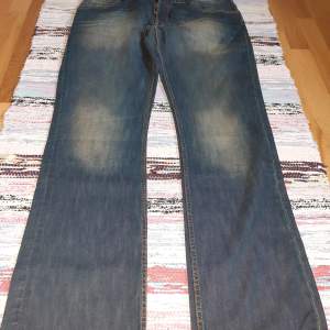 Säljer ett par jeans i storlek W38 L34 av märket Lee. Knappt använda. 