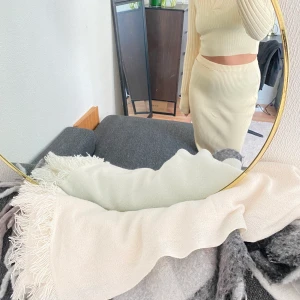 Super fin set - Stickad kjol och tröja set i superfin gulfärg