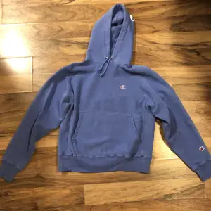 En helt ny blå champion hoodie som är oanvänd i storlek S