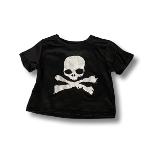 Topp dödskalle - Super söt croptop, passar S-L beroende på hur man vill att den ska sitta<3 Köpt på plick!