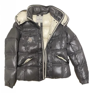 Monclerjacka - Säljer denna vintage monclerjacka i grå/grön färg som är köpt på Vestiaire. Finns inte att köpa längre. Äkthetsbevis från Vestiaire medföljer. Sparsamt använd. 