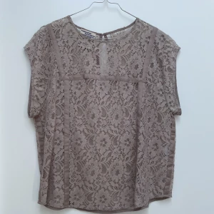 Spetsblus frå Baum - Blis/topp från Baum und Pferdgarten i härlig lila färg. Strl: 38 (passar öven 36)