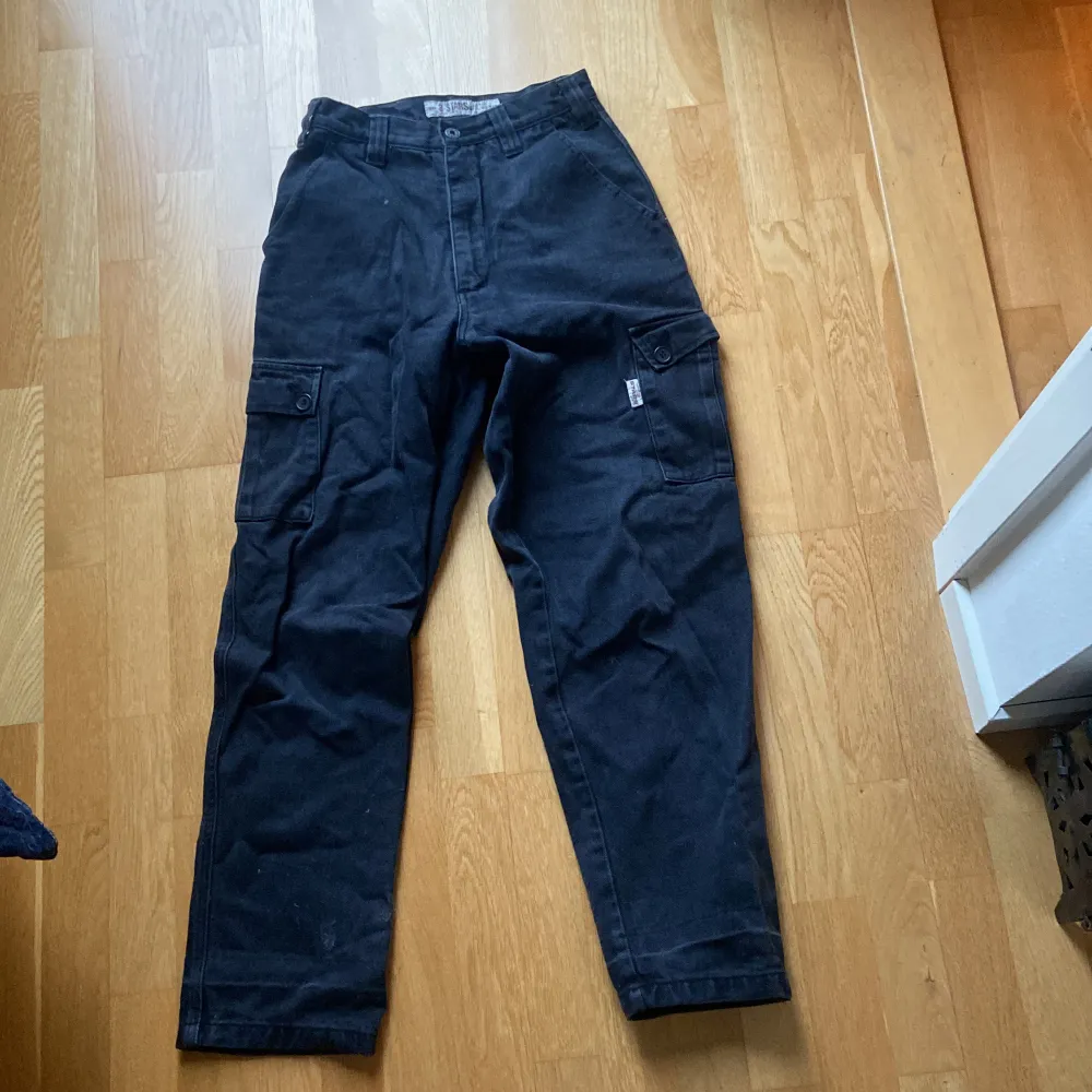 Svarta cargo jeans /carpenterbyxor :) passar inte mig längre tybärr. Jeans & Byxor.
