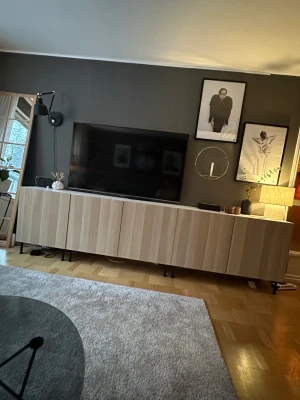 BESTÅ skåp med helt nya skåpluckor - Nypris för allt var ca 6000 inklusive benen  Mått finns på bild 🙂 finns i Södertälje, mariekäll 