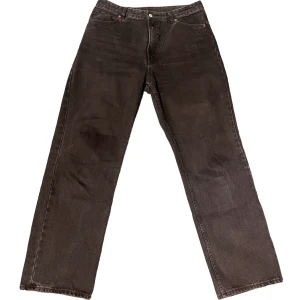 svarta jeans - svarta jeans från monki, färgen har blivit lite urtvättad, mid/hög-midjade, ganska så bra skick skriv för frågor/bilder 💗💗 