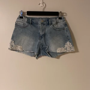  shorts med spetsdetalj st.l 158-164 - Supersöta shorts med spetsdetalj från Lindex.  Låg/middle waist 🤍