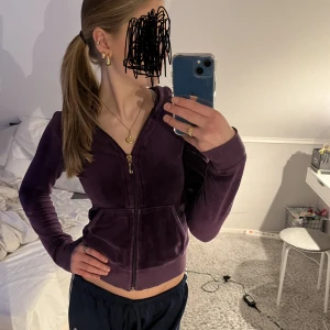 Lila juicy couture - Säljs då den inte kommer till användning! Väldigt bra skick! Storlek S men funkar även för de som har M, XS m.m (Se bild 3 för bättre bild på färgen) Pris går att diskuteras 💜