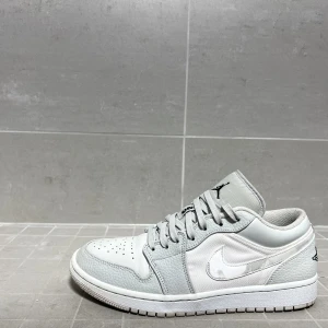 Jordan 1 Low (White Camo)! - Jordan 1 Low White Camo storlek 44 och passa även 43. Skorna är inköpta från Footlocker i Norge.