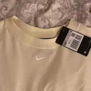 Helt oanvänd gul klänning från Nike i storlek xs