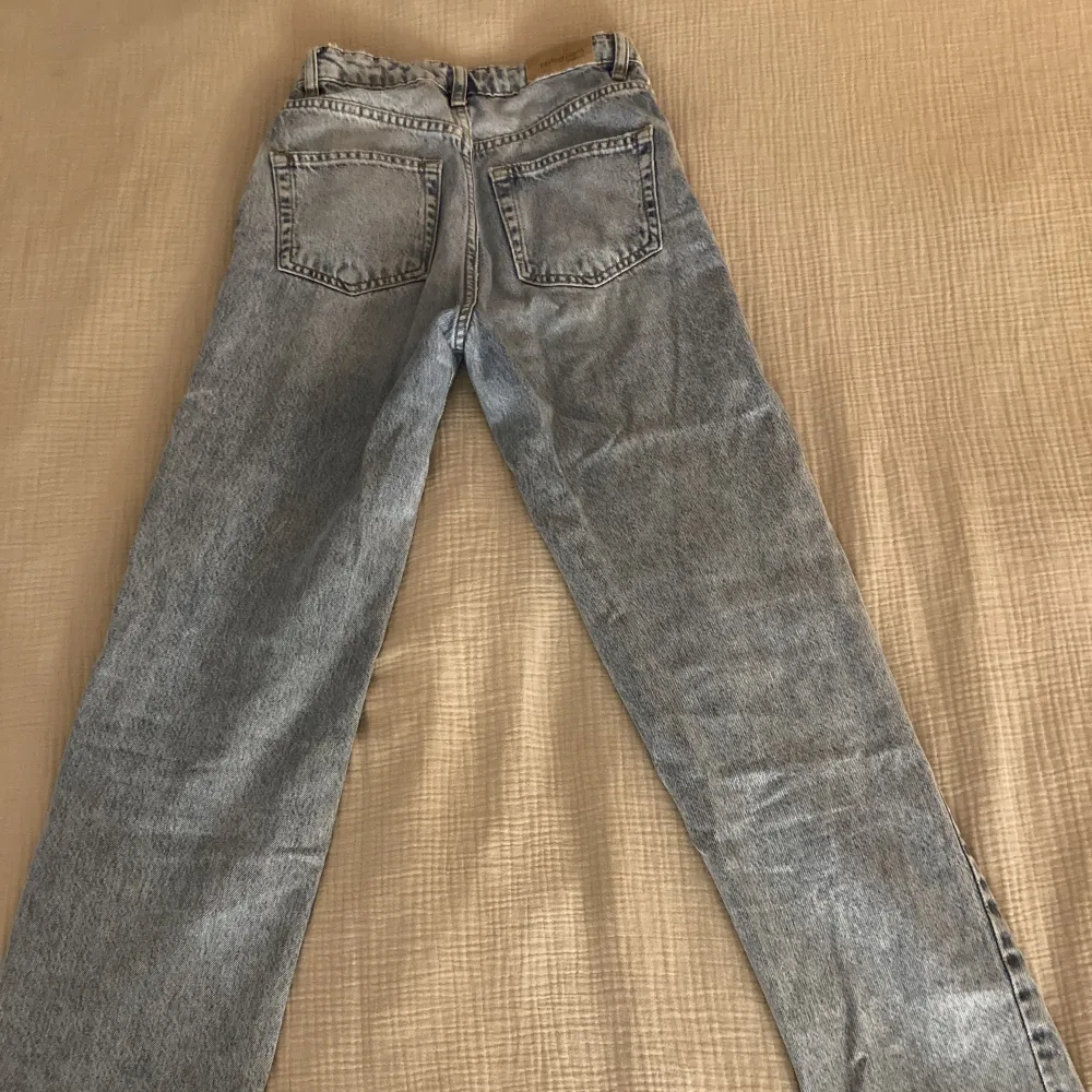 Högmidjade blå jeans med slits längst ner. Lite slitna där man spänner åt dom ( se bild👆🏼). Om fler bilder önskas, hör av er. 95 kr inklusive frakt.. Jeans & Byxor.