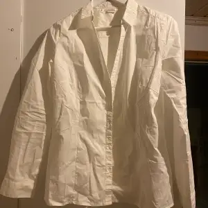 Figursydd skjorta från bonprix med märket bodyflirt. Vit skjorta i storlek 42, oanvänd!⚡️