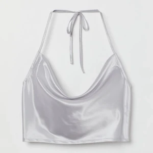 Nyårstopp - Säljer denna fina toppen från H&M i storlek XS! Använd 1 gång och är i väldigt bra skick! Köpt för 99kr🤍🤍