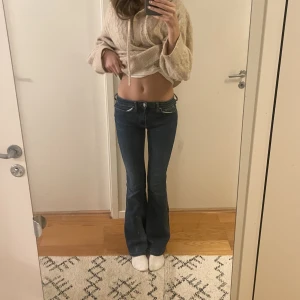 Lågmidjade jeans  - Säljer dessa snygga nya lågmidjade jeans från zara! Köpta second hand säljer då jag ska se vad jag kan få från dom. Helt nya inga tecken på användning! 