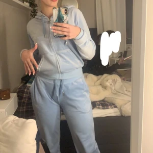 Juicy couture - Säljer mitt ganska nya juicy sett då jag tröttnat på färgen. Andvända kanske 10 gånger max
