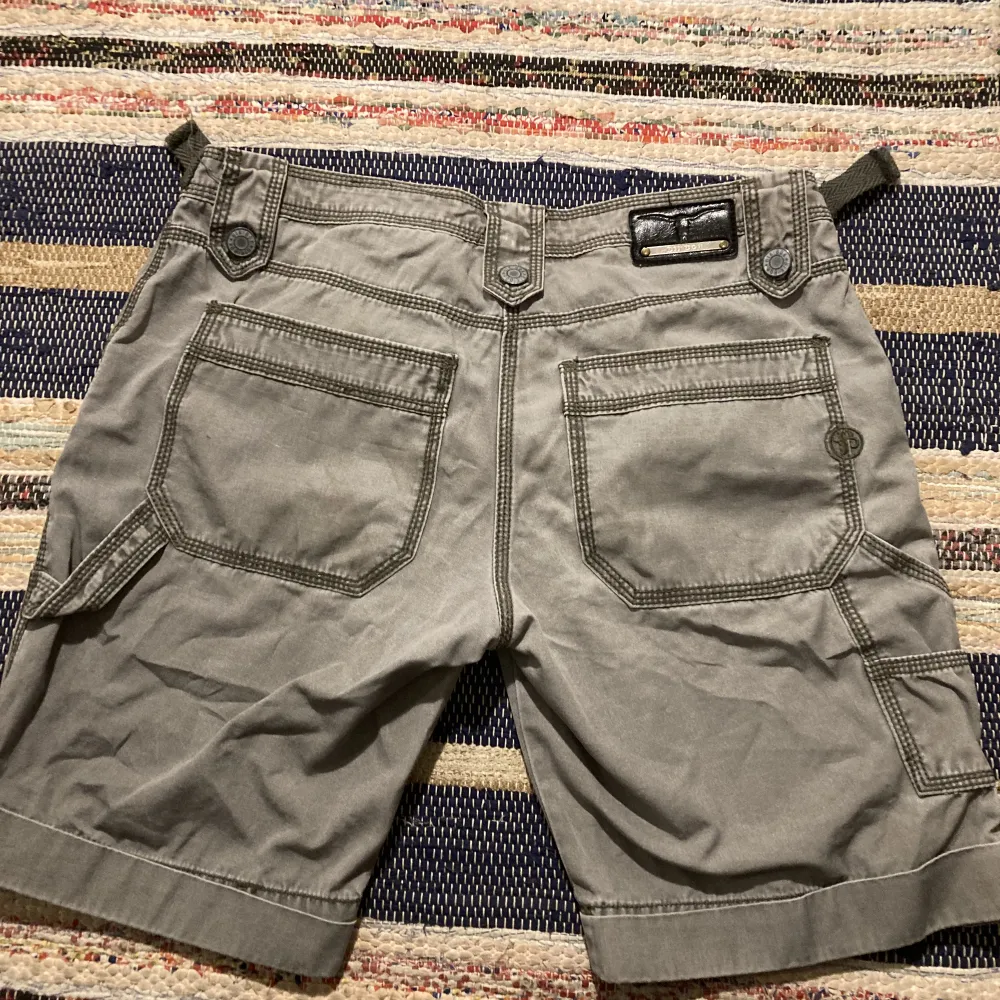 Sååå coola gröna cargoshorts med snygga detaljer på fickorna. I bra skick. . Shorts.