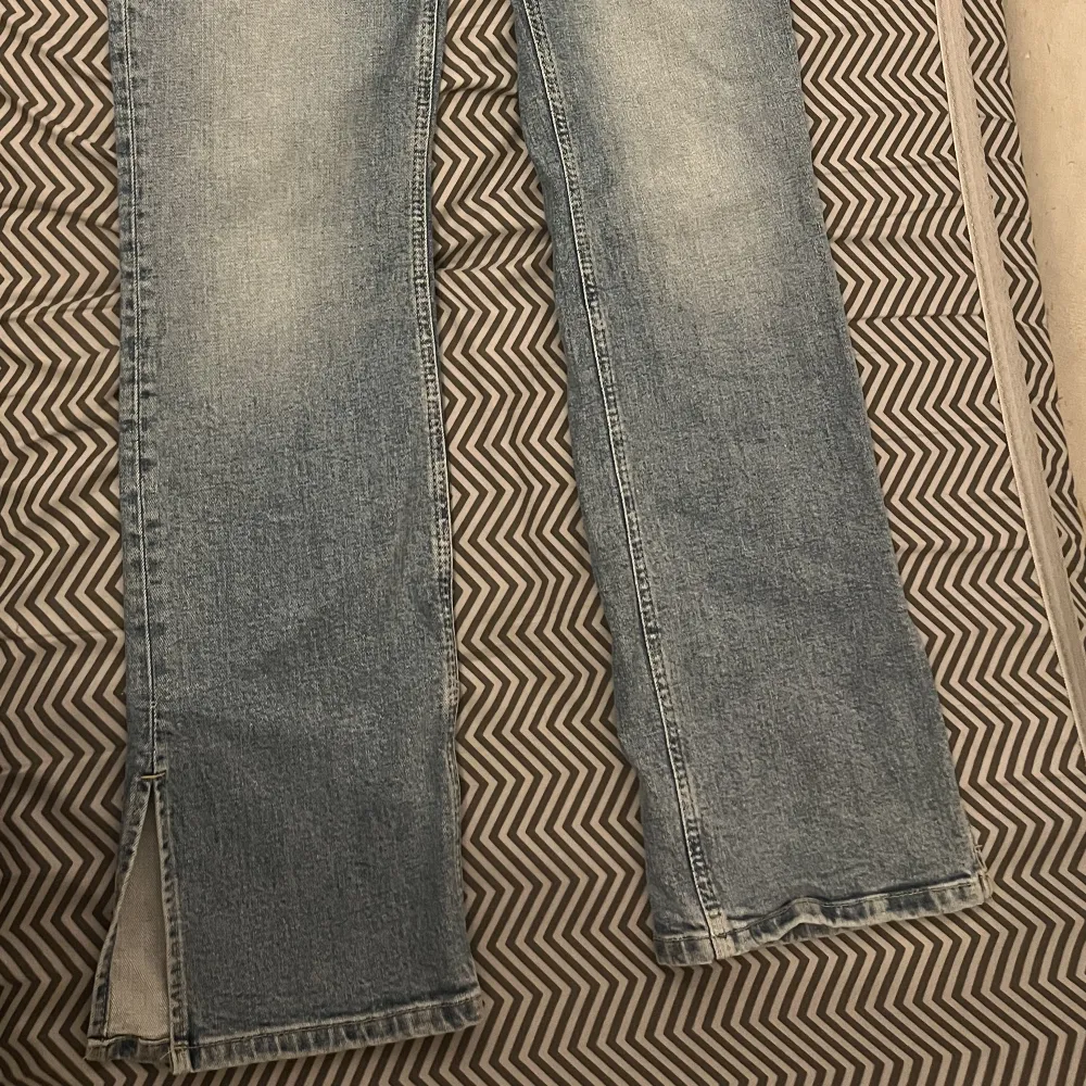 Ett par Jeans från lager som är oanvända.  Storlek Xl har en slits vid ankeln. Sista bilden kan ni se hur jeansen ser ut på modellen. . Jeans & Byxor.