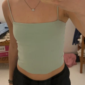 mintgrönt linne - najs basic linne från gina! älskar den unika färgen ✨ bra skick 🧼  