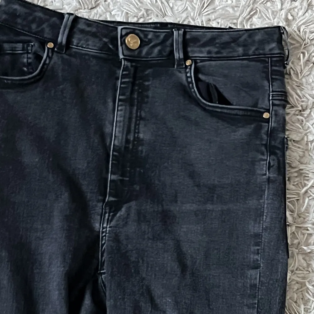Basic svarta jeans från bikbok, storlek l, 💗 säljer då de inte är min stil längre✨✨köparen står för frakt. Jeans & Byxor.