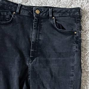 Basic svarta jeans från bikbok, storlek l, 💗 säljer då de inte är min stil längre✨✨köparen står för frakt