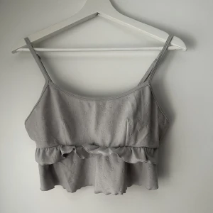 Nattlinne  - Säljer ett jätte sött kort nattlinne från Loungeunderwear. Ljusblått/ grått. Justerbara band, använd nån enstaka gång. Strl L❤️