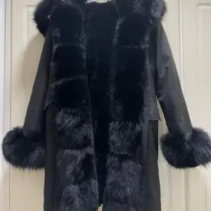 Parka jacka i svart, säljer jackan då den ej är i rätt storlek för mig. Helt ny och oanvänd. Nypris 3000 kr.