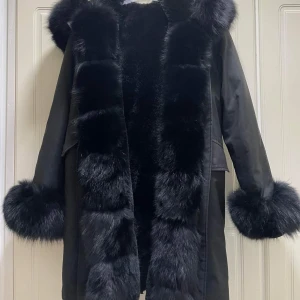 Parka jacka - Parka jacka i svart, säljer jackan då den ej är i rätt storlek för mig. Helt ny och oanvänd. Nypris 3000 kr.