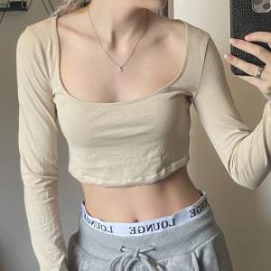 Beige croptop i storlek XS. Endast testad. 40kr🤩 