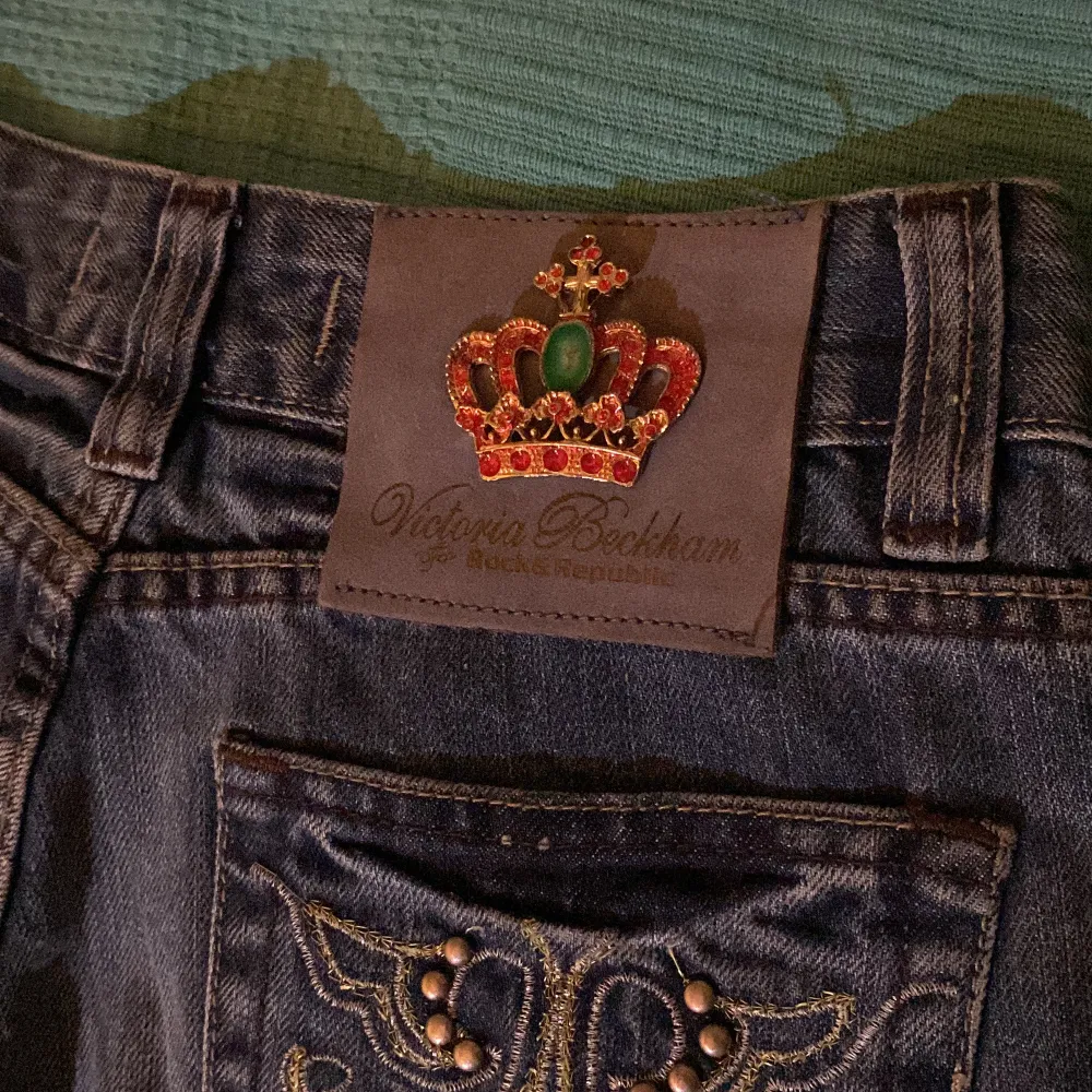 Vicktoria Beckham jeans köpta second hand. Super fina mörkblåa jeans med detaljer på fickorna. Modellen på jeansen är bootcut fast man kan inte se det på bilden. Jag säljer de för dom är inte min stil längre 500kr + 60kr frakt 📦💓. Jeans & Byxor.