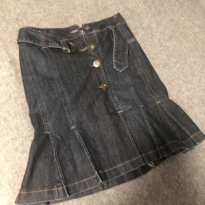 Jeanskjol men volang - Jättegullig jeanskjol från jackpot med lite volang men tyvärr passar den inte mig så måste sälja💘 jättefint skick knappt använd!! Väldigt stretchigt tyg så den är jätte bekväm❤️