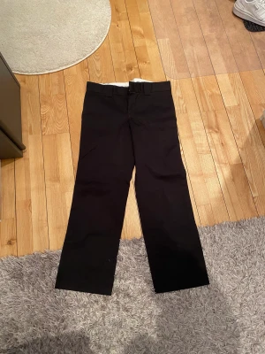 Dickies slim straight byxor - Svarta dickies chinos i superfint skick. Endast använd en gång. Säljes då den inte passar. Storlek 32x30