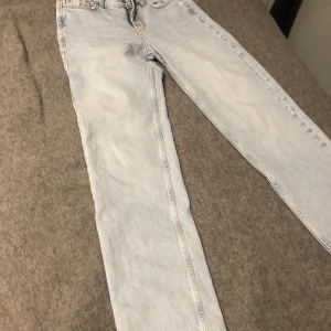 Mid waist jeans - Mid waist straight jeans från Gina stl 32, fint skick!💘 