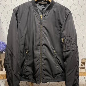 Bomberjacka - Enkel bomberjacka i en tunnare variant, bra skick. 