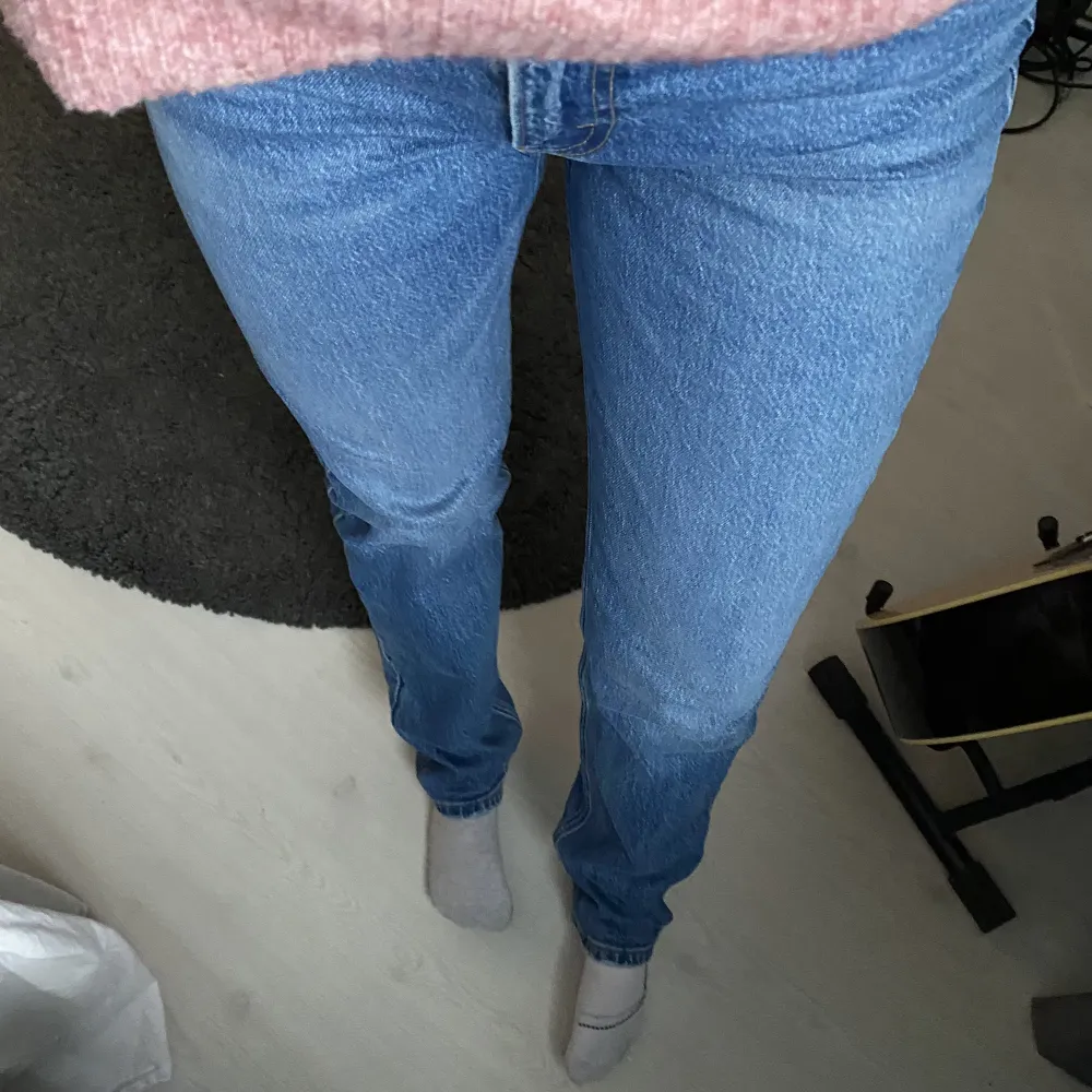 Fina levis jeans som inte e bootcut men raka o inte tajta nere! Lågmidjade o sitter perfekt i midjan. Inga defekter. Jeans & Byxor.