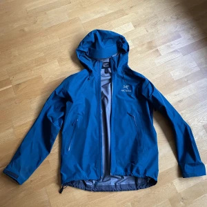 Arcteryx jacka  - Väldigt snygg blå Arcteryx jacka i size Large. Jackan är i superbra skick och har andvänds väldigt försiktigt. Passar perfekt på mig och jag är 190. Nypris 4000 kr