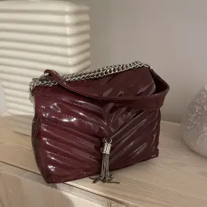 Röd glansig väska med kedja i silver💼